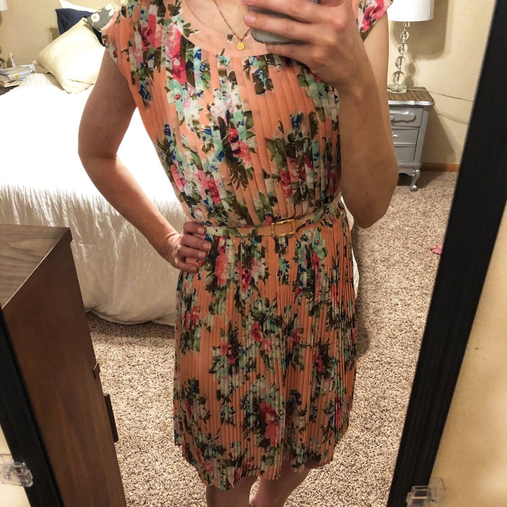❣️ Esley Floral Dress Size Small ❣️